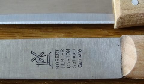 Verschil tussen een fabrieksmatig geslepen RVS schilmes en een dungeslepen Herder carbonmes