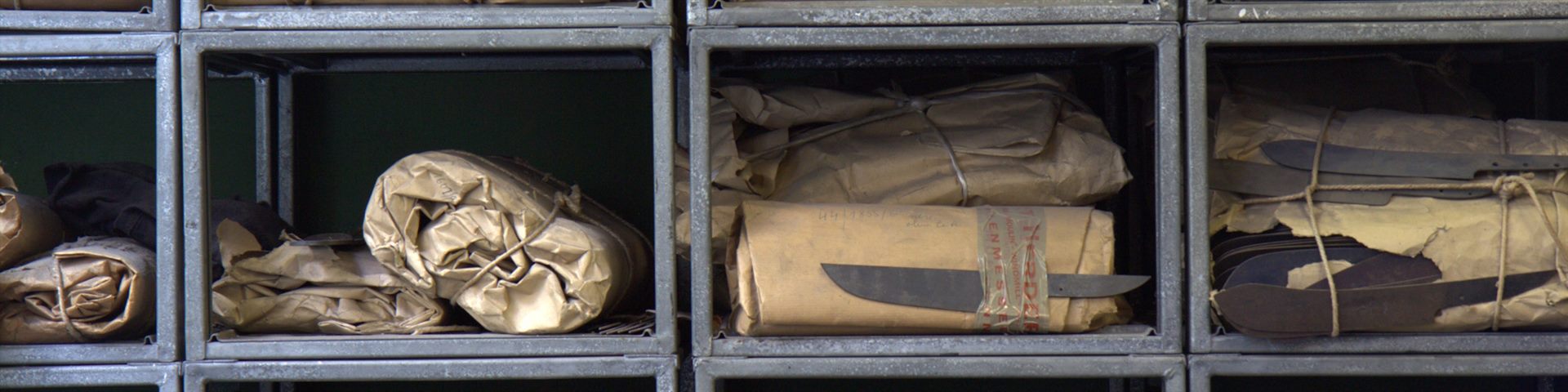 Ingepakte lemmeten in de werkplaats van Herder