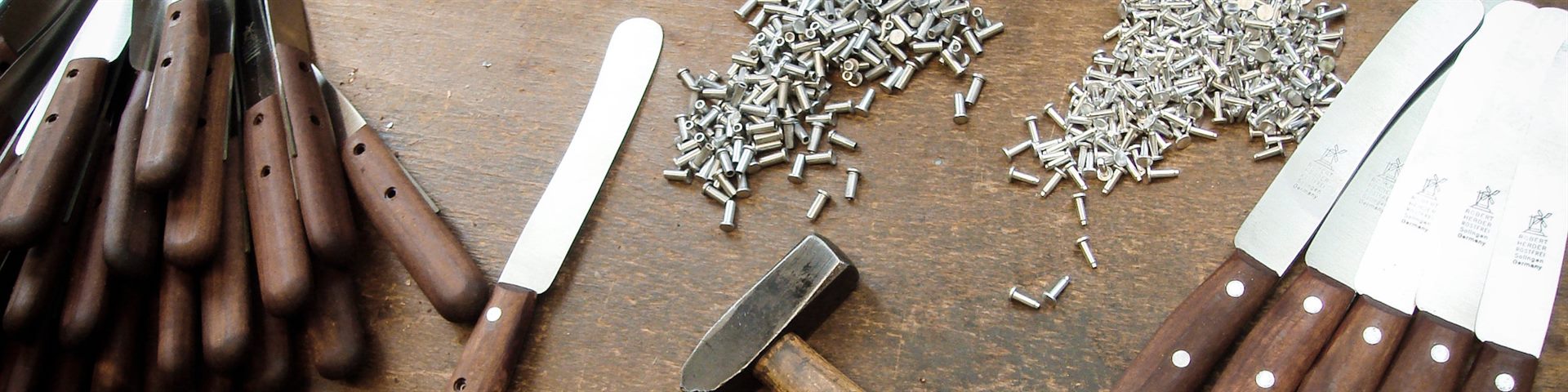Messen van Robert Herder met houten heft en klinknagels