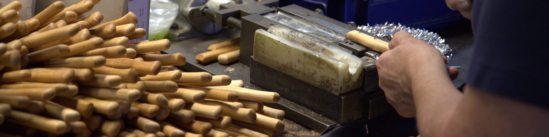 Houten heften in de werkplaats van Herder