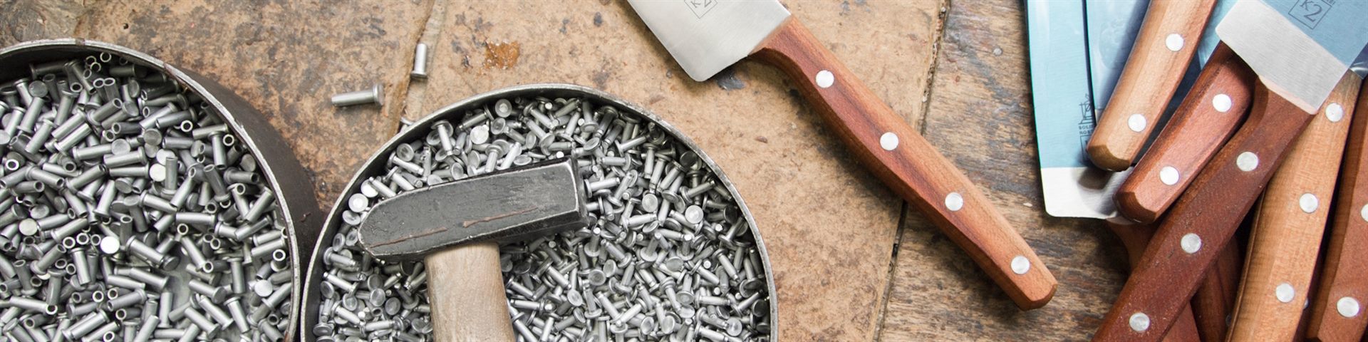 Herder koksmessen met houten heft in de werkplaats