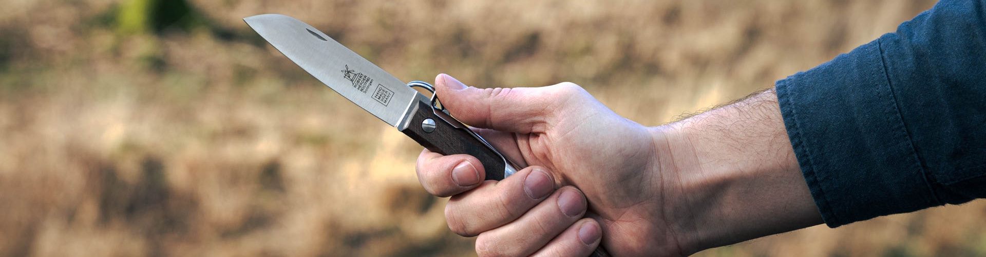 Herder zakmes in de hand