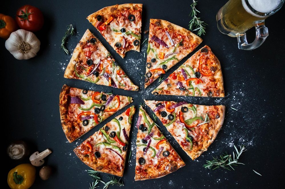 Pizza in punten gesneden op een donkere ondergrond