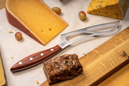Herder Cio op een kaasplank