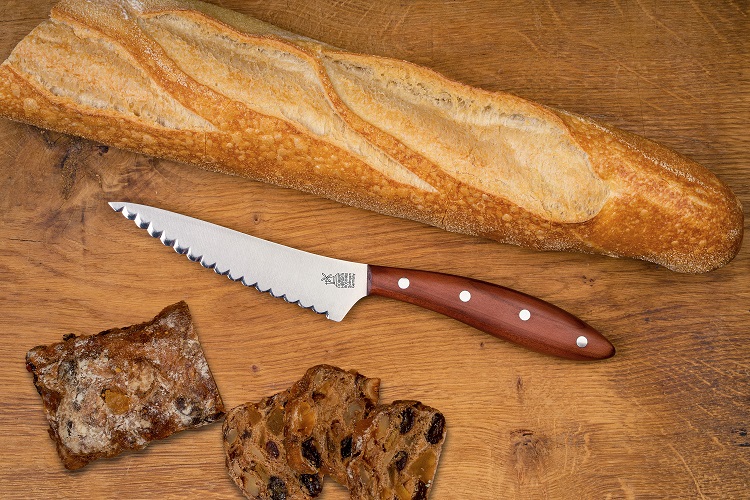 Herder Pano snijdt een stokbrood